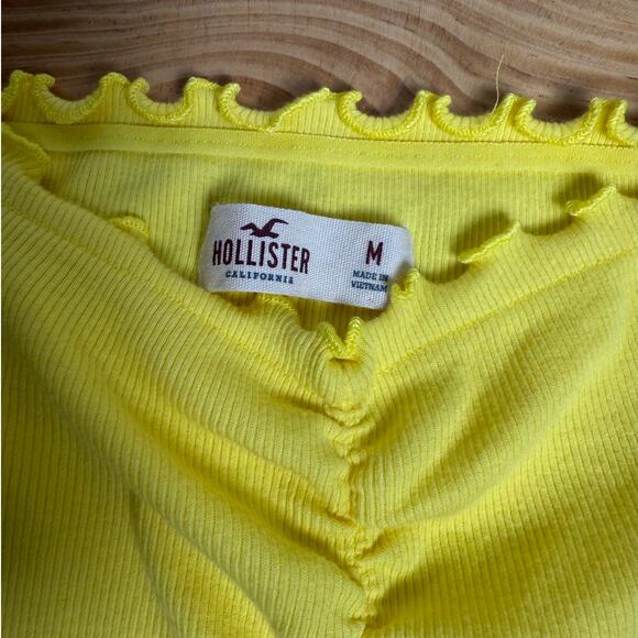 HOLLISTER Off the Shoulder Scalloped Sleeve Top/Shirt. Yellow. Size M - Picture 2 of 5
